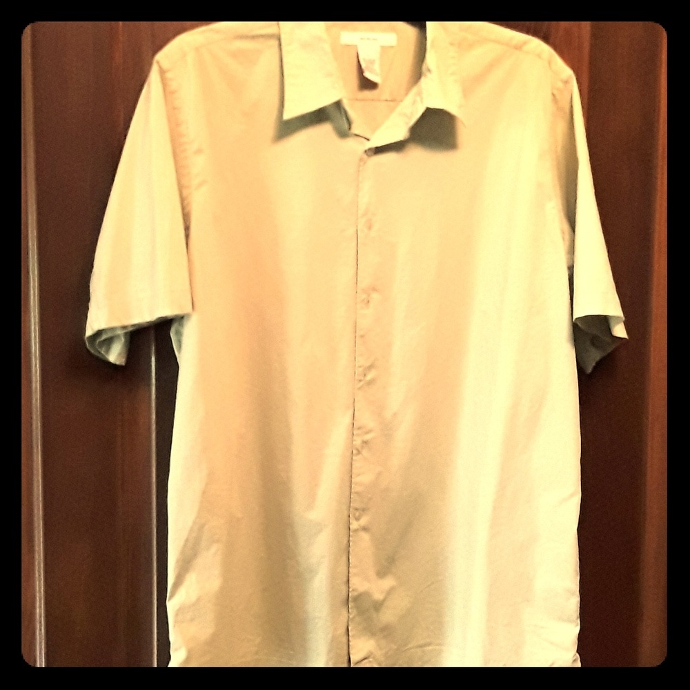 Green short sleeve shirt